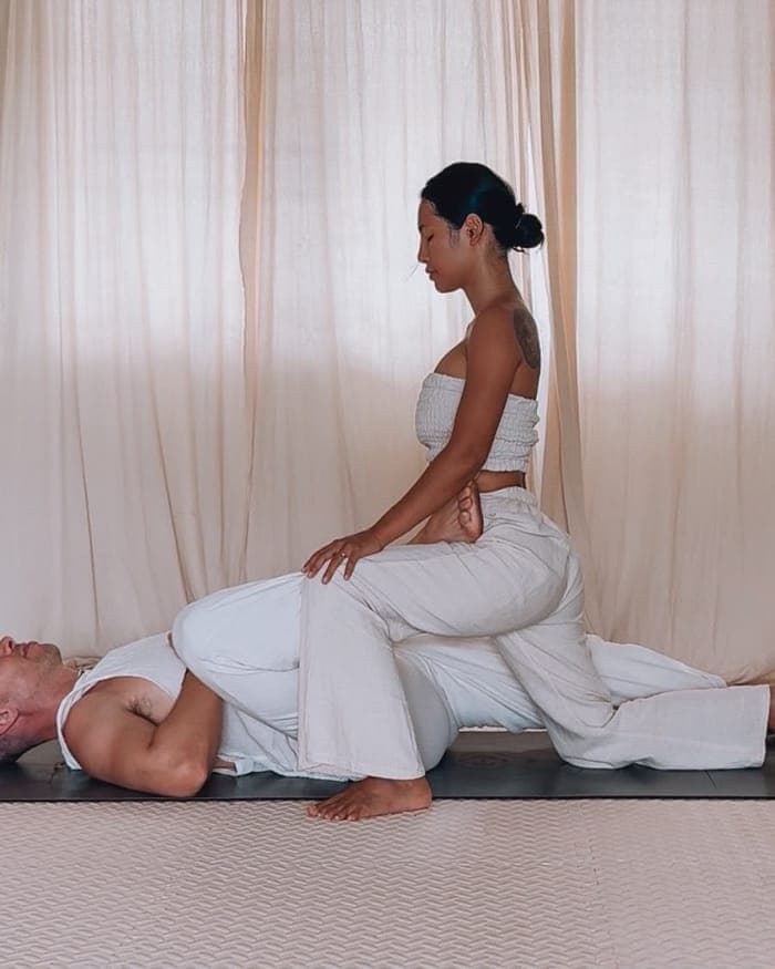 Gentle seated compression at the start of a session